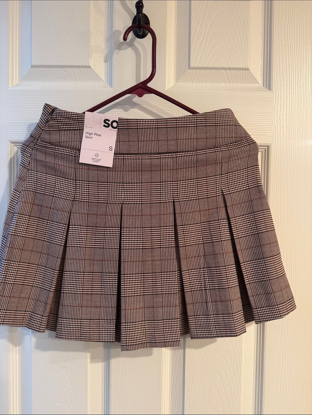 So pleated skirt